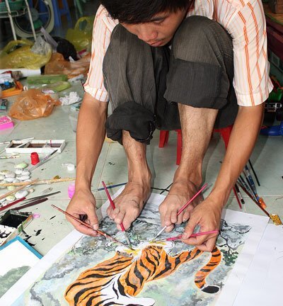 Gặp 'quái nhân' vẽ tranh bằng tứ chi