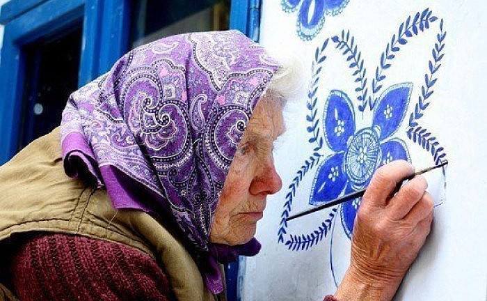Cụ bà 90 tuổi vẽ tranh trang trí tường cho cả ngôi làng gây bão mạng