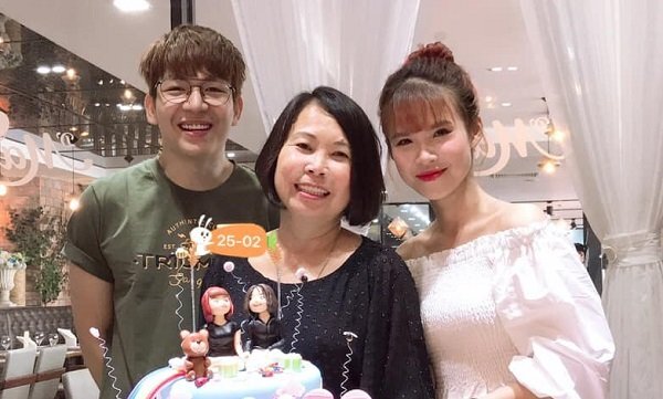 Vợ chồng Khởi My - Kelvin Khánh hạnh phúc tổ chức sinh nhật cho mẹ