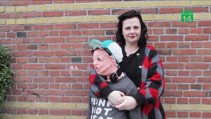 Lý do người mẹ đan hình nộm con trai bằng len khiến nhiều người xúc động