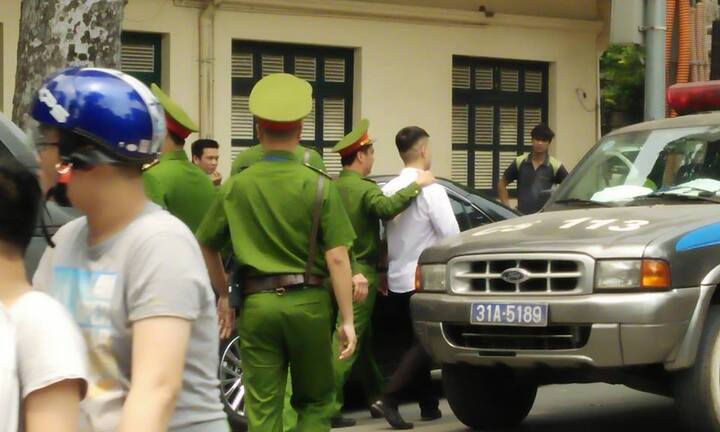 Tạm giữ nam thanh niên nghi sờ ngực, đánh nữ đồng nghiệp ở Hà Nội