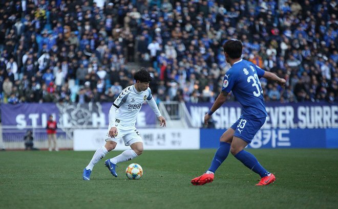 Video: Fan hò reo, gọi tên Công Phượng ngay cả khi sút bóng ra ngoài