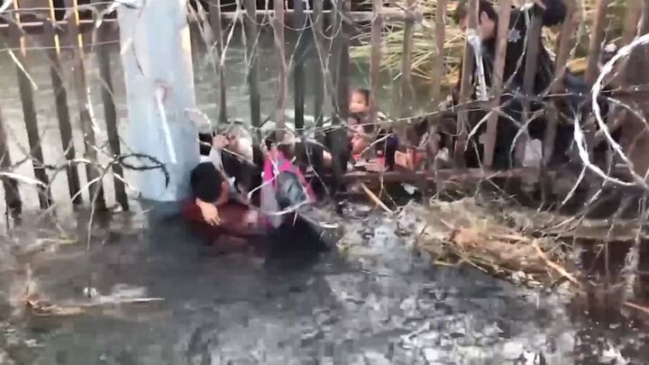 Video: Cận cảnh người di cư đào lỗ, chui hàng rào thép gai vượt biên vào Mỹ