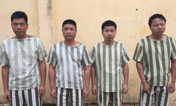 Bắt 14 người nước ngoài đánh bạc trong công ty ở Bình Dương