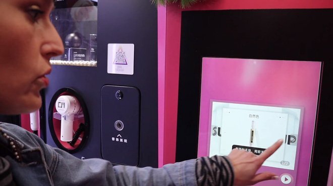 Video: 'Trạm sạc nhan sắc' giúp chị em trang điểm kín đáo nơi công cộng