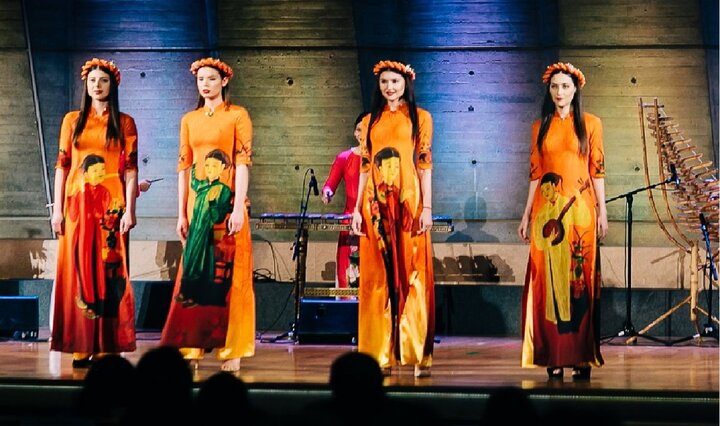 NTK Đỗ Trịnh Hoài Nam trình diễn 2 BST mới tại trụ sở chính của UNESCO