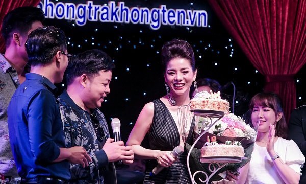 Lệ Quyên xúc động khi mừng sinh nhật tuổi 38 cùng bạn bè