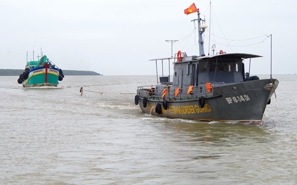 Lai dắt tàu cá cùng 7 ngư dân gặp nạn ở Hoàng Sa về đất liền