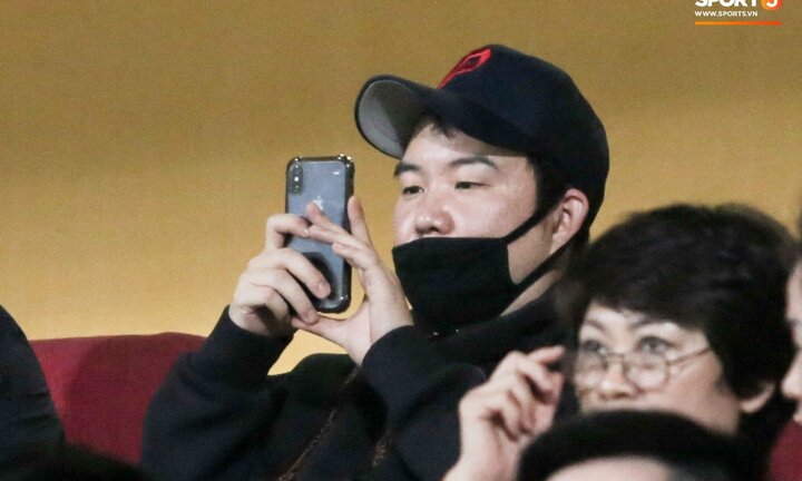 Con trai HLV Park Hang Seo từ bỏ bóng đá, làm việc ở xưởng sửa chữa ô tô