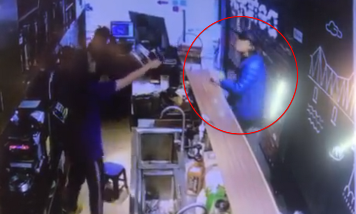 Clip: Đổi tiền lẻ không được, nam thanh niên cầm gạch ném tới tấp hai nhân viên nữ