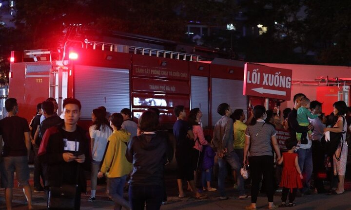 Video: Cháy ở tầng 13 Viện Nhi Trung ương, bệnh nhân hoảng loạn tháo chạy