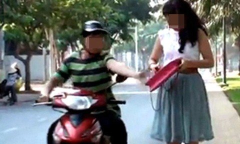 Clip: Người phụ nữ bị cướp hung hãn giật túi xách ngã nháo nhào ở TP.HCM