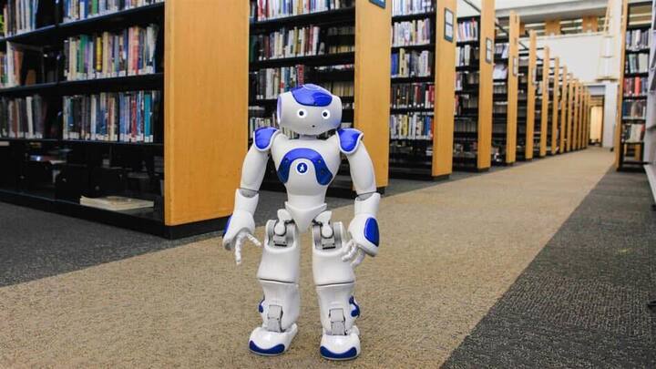 Trường Đại học Sư phạm Kĩ thuật TP.HCM thuê Robot làm thay nhân viên thư viện