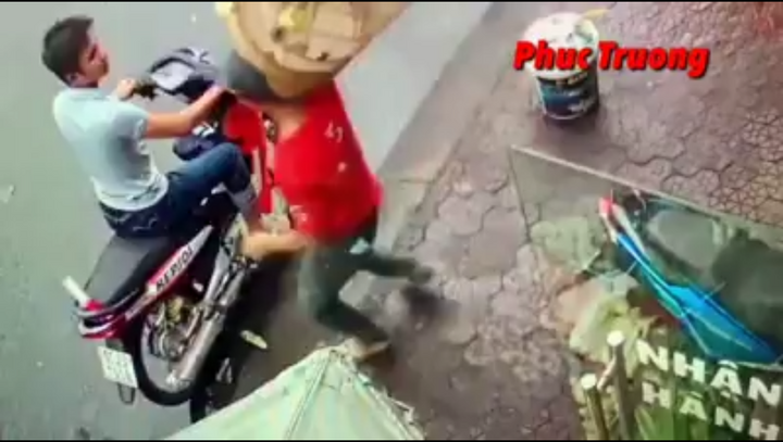 Clip: Thanh niên lân la vào cửa hàng, trộm chim nhanh như chớp