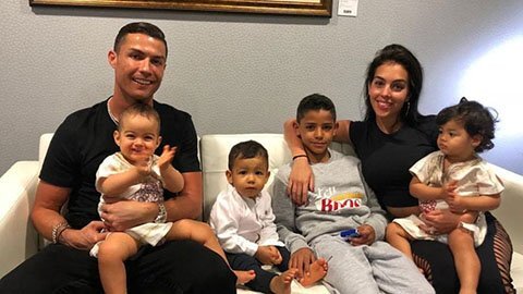 Clip Cristiano Ronaldo chơi bóng cùng các con ở nhà gây sốt