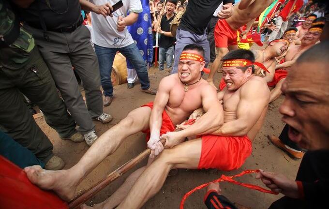 Video: Hàng chục trai làng cơ bắp thi kéo co ngồi ở Hà Nội