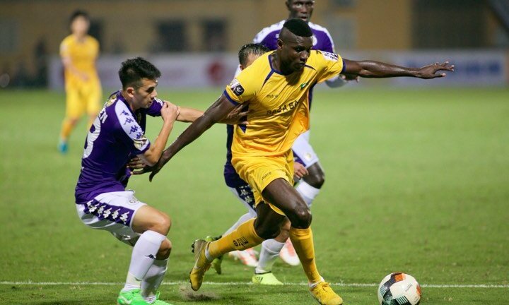 Quang Hải lập siêu phẩm, CLB Hà Nội chiếm ngôi đầu V-League