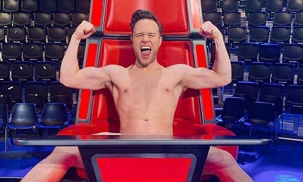 HLV 'The Voice' gây tranh cãi vì khỏa thân mừng học trò chiến thắng