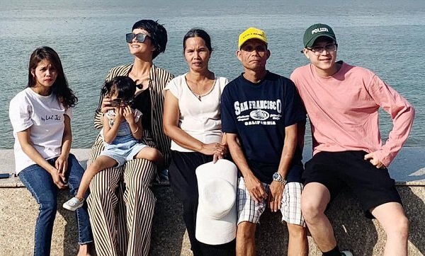 Chàng trai lạ mặt đi du lịch cùng gia đình H'Hen Niê gây chú ý