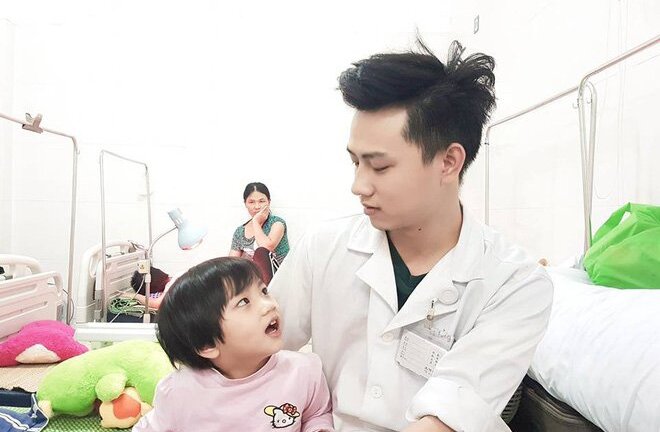 Ảnh: Nam sinh trường Y 'gây sốt' mạng với bức ảnh chăm sóc bệnh nhân nhí