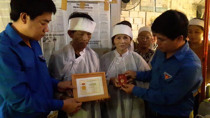 Truy tặng huy hiệu ‘Tuổi trẻ dũng cảm’ cho nam thanh niên xả thân cứu 2 nữ sinh đuối sức khi tắm biển