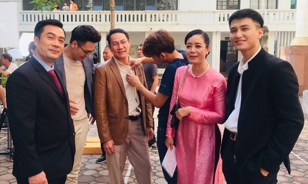 Ê kíp 'Chạy trốn thanh xuân' tiết lộ Huỳnh Anh nhiều lần đi trễ, cả đoàn đợi 2 tiếng?