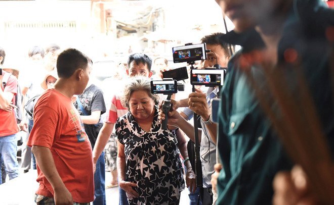 Đội quân livestream gây náo loạn tại đám tang Anh Vũ khiến nghệ sĩ Việt bức xúc