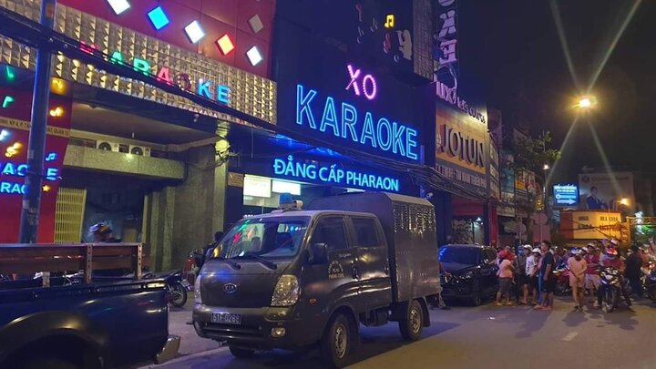 Công an TP.HCM khám xét quán karaoke của Phúc XO