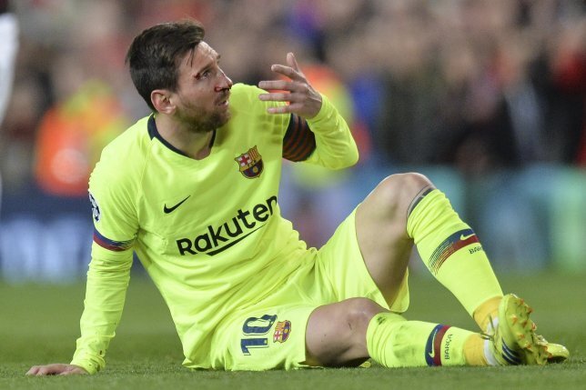 MU thua Barca: Cộng đồng mạng mỉa mai Smalling 'đấm' Messi chảy máu