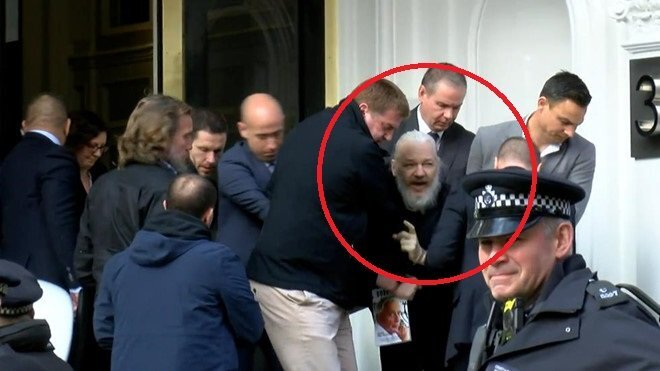 Video: Nhà sáng lập WikiLeaks bị bắt sau 7 năm tị nạn trong sứ quán Ecuador