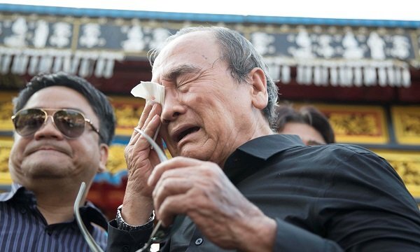 Cha nghệ sĩ Anh Vũ khóc nức nở trước mộ phần con trai