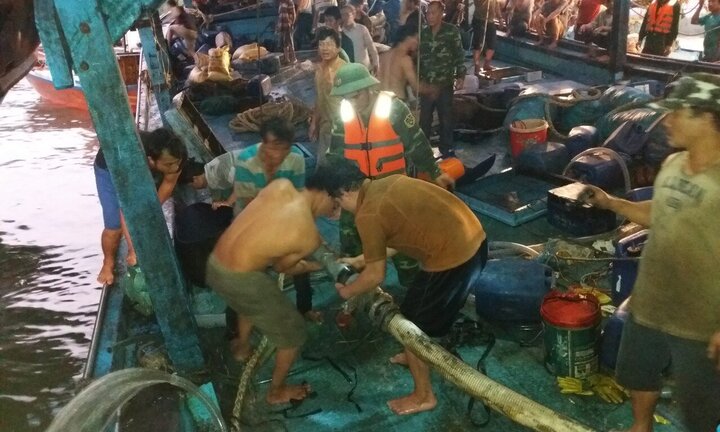 Tàu câu mực chở theo 51 ngư dân va vào bãi đá ngầm