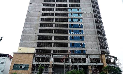 Thanh sắt rơi từ chung cư cao tầng ở Hà Nội khiến 2 người bị thương