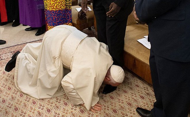 Giáo hoàng Francis quỳ gối hôn chân lãnh đạo Nam Sudan tại Tòa thánh Vatican
