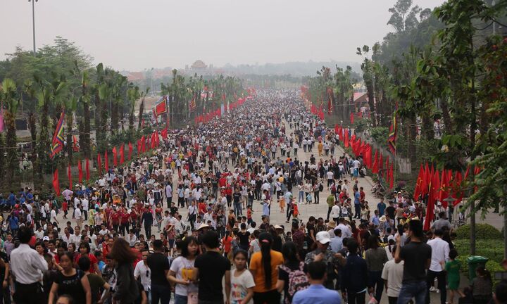 Video: Đền Hùng đông nghẹt thở trước ngày giỗ tổ Hùng Vương