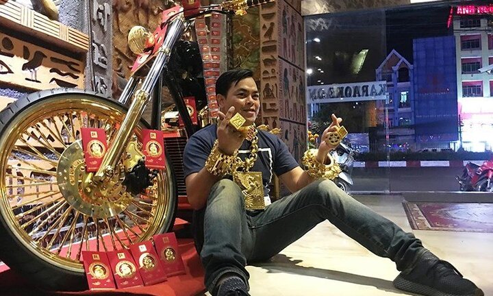 Dàn xe dát vàng của Phúc XO chỉ là mạ đồng, không rõ nguồn gốc