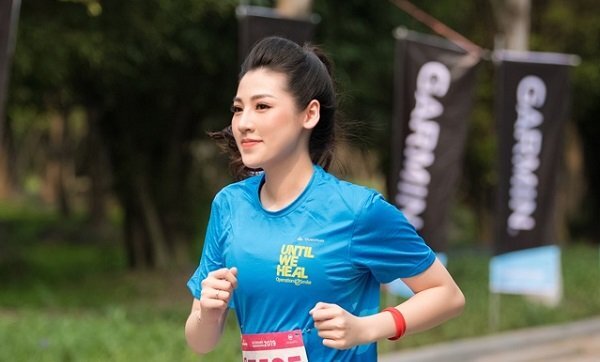 Á hậu Tú Anh giảm hơn 6 kg, hào hứng tham gia thi chạy sau khi sinh con đầu lòng