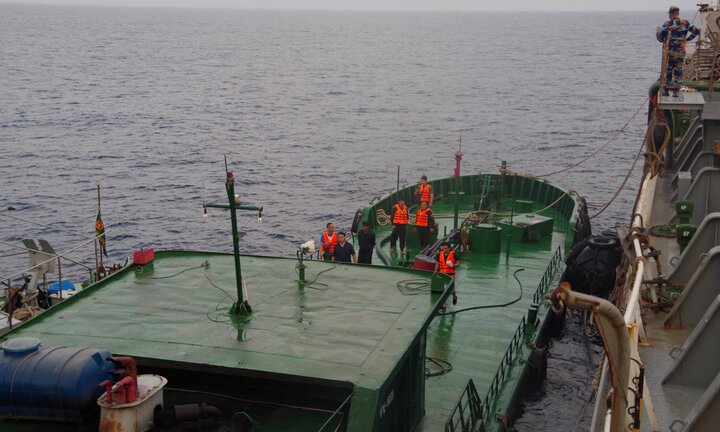 Bắt quả tang tàu Hàn Quốc vận chuyển trái phép gần 8.500 m3 xăng vào lãnh hải Việt Nam