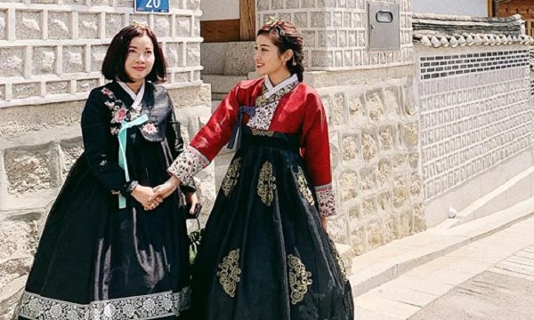 Á hậu Huyền My: ‘Mẹ thường đi công tác cùng nên tôi khó tìm người yêu’