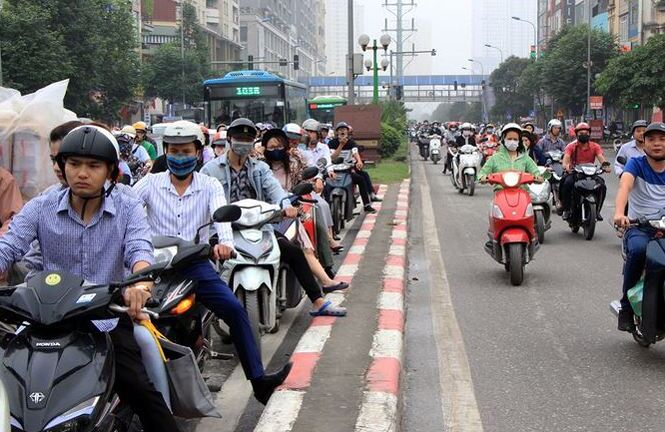 Video: Ngày 2 lần, hàng trăm người ngang nhiên đi ngược chiều để tránh đèn đỏ ở Hà Nội