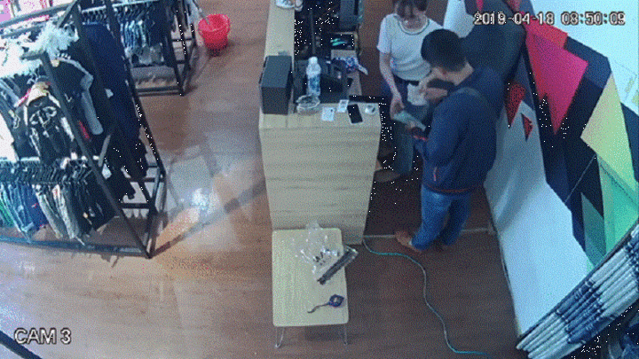 Truy tìm thanh niên nói tiếng Trung Quốc lừa tiền các cửa hàng mỹ phẩm, thời trang