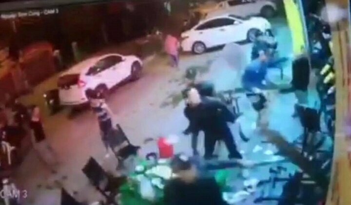 Video: Hơn 20 côn đồ điên cuồng chém nhóm người đang ngồi nhậu trước cửa quán cầm đồ