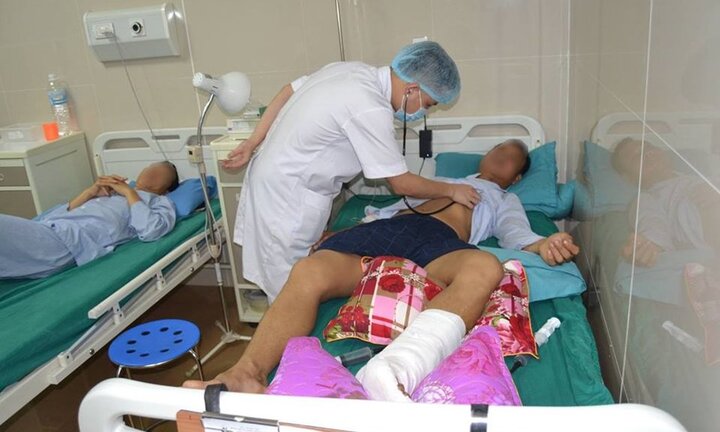 Lưỡi cắt chè văng vào cổ chân, người đàn ông mất máu nặng