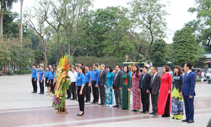 Hội Hữu nghị Việt - Nga dâng hoa tưởng niệm lãnh tụ V.I.Lenin