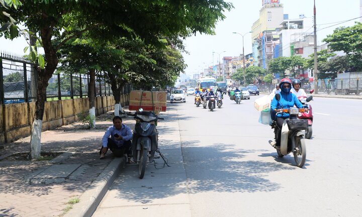 Video: Dân Hà Nội trốn gốc cây, gầm cầu tránh cái nóng 42 độ C