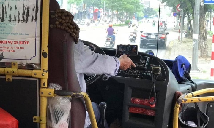 Tài xế xe buýt ở Hà Nội vừa lái xe vừa xem phim gây bức xúc
