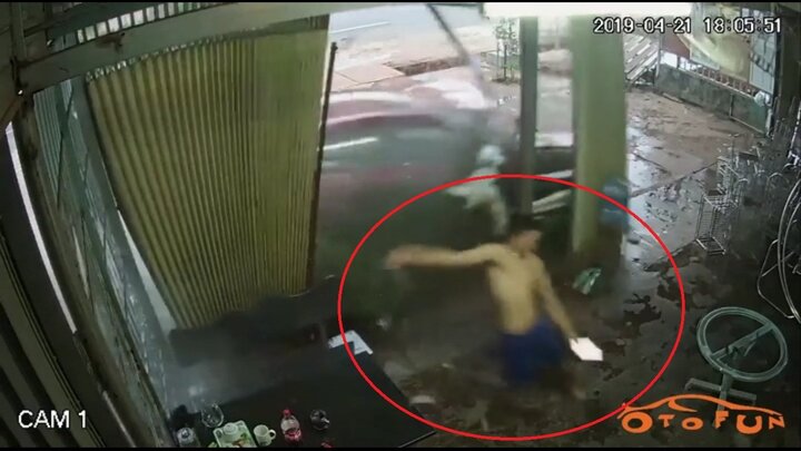 Clip: Xe ô tô lao như bay vào nhà dân, chủ nhà phản xạ 'như điện xẹt' kịp thoát chết