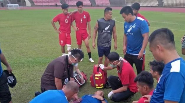 Hy hữu: HLV Malaysia bất tỉnh sau khi va chạm với học trò