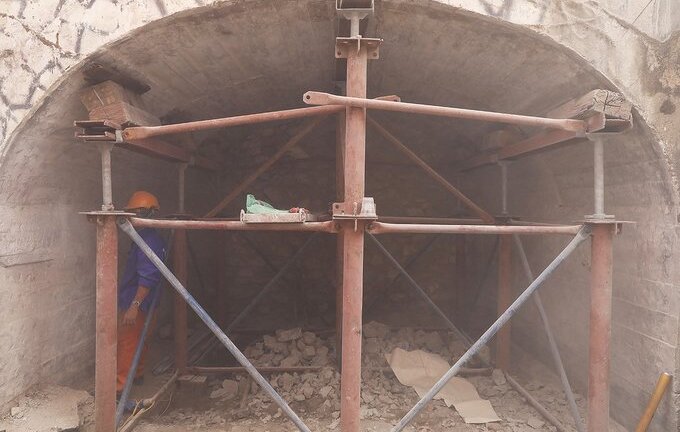 Công nhân đục thông vòm cầu đá trăm tuổi trên phố Phùng Hưng, Hà Nội