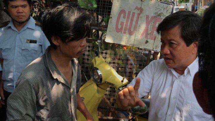 Video: Dẫn quân đi bắt chó thả rông, ông Đoàn Ngọc Hải bị chủ nuôi chửi bới